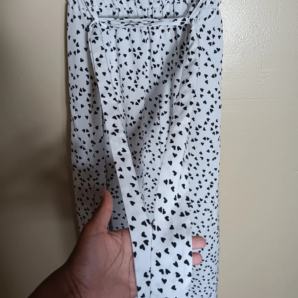 Shein white and black heart dress. Short sleeves. Size small. 100% polyester - Picture 4 of 7